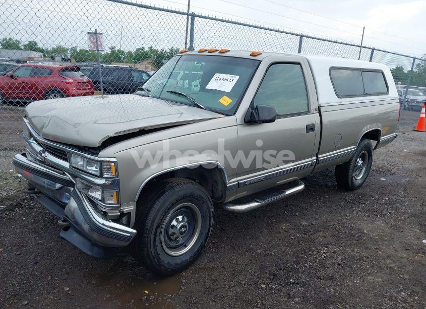 Photo 2 of 1999 Chevrolet C2500 (VIN 1GCGC24R2XF004021)