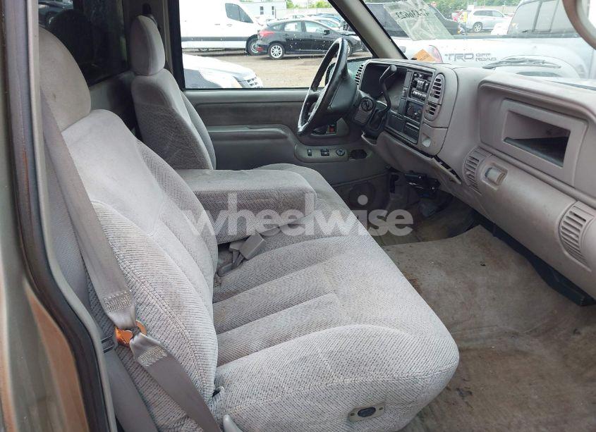 Photo 5 of 1999 Chevrolet C2500 (VIN 1GCGC24R2XF004021)