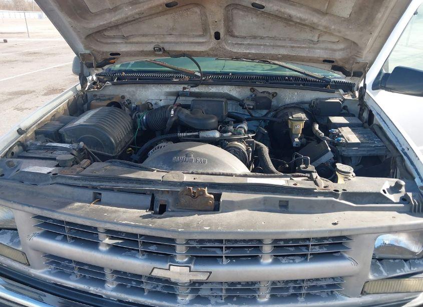 Photo 10 of 1999 Chevrolet C2500 (VIN 1GCGC24R3XR702278)