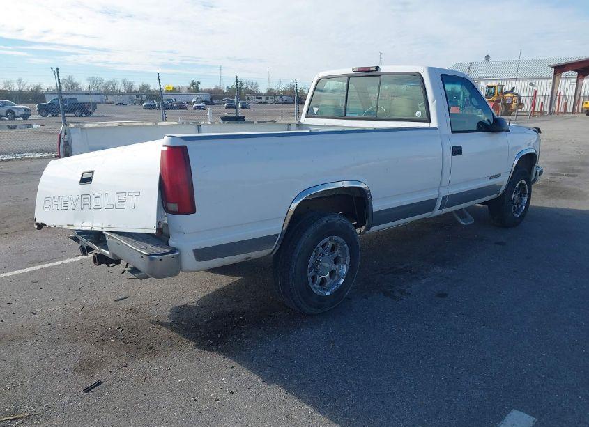Photo 4 of 1999 Chevrolet C2500 (VIN 1GCGC24R3XR702278)