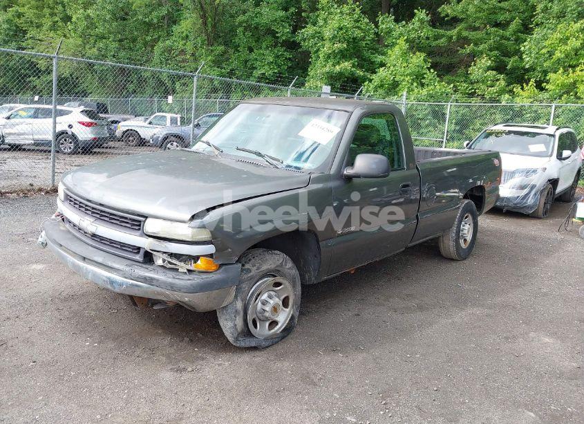 Photo 2 of 2000 Chevrolet Silverado 2500 (VIN 1GCGC24U9YE369761)