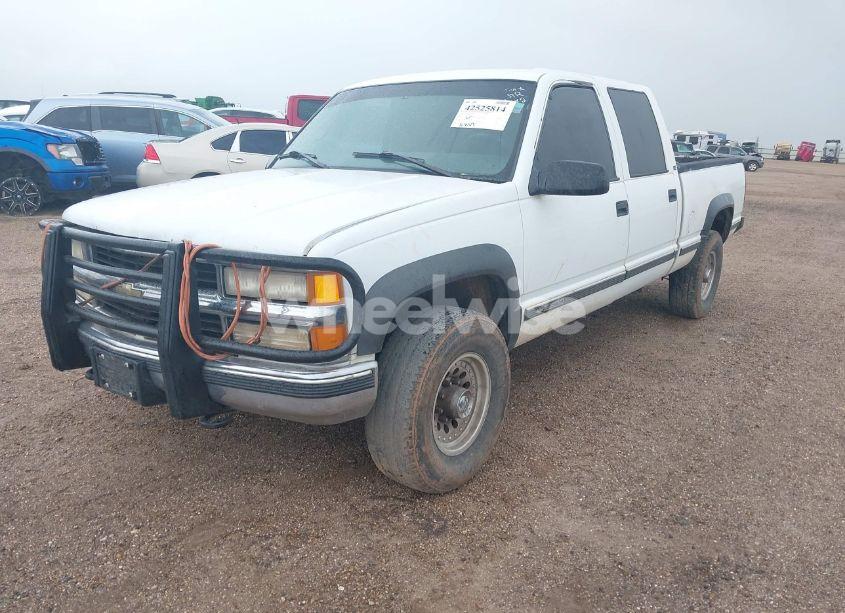 Photo 2 of 2000 Chevrolet K2500 (VIN 1GCGK23R5YF404242)