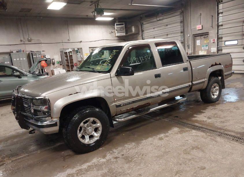 Photo 2 of 2000 Chevrolet K2500 (VIN 1GCGK23R8YF400265)