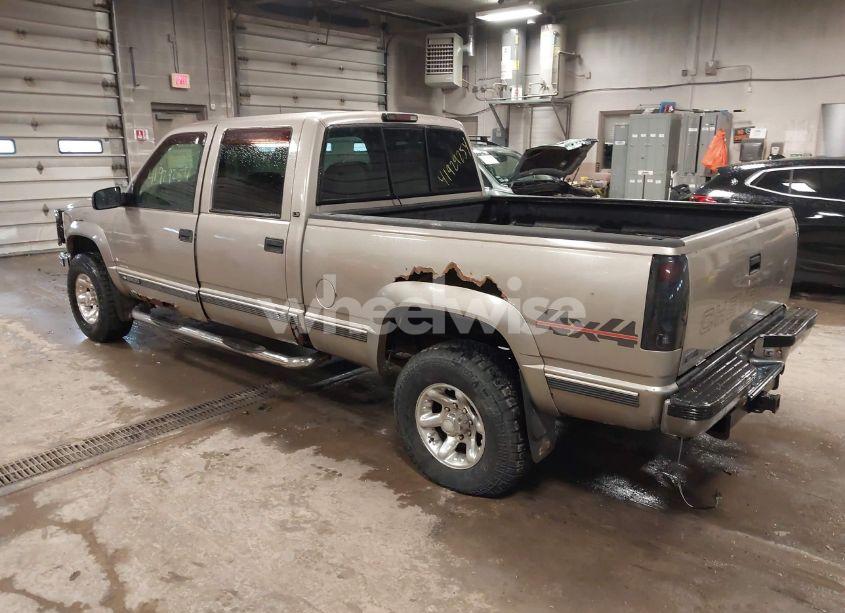 Photo 3 of 2000 Chevrolet K2500 (VIN 1GCGK23R8YF400265)