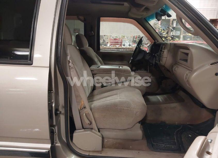 Photo 5 of 2000 Chevrolet K2500 (VIN 1GCGK23R8YF400265)