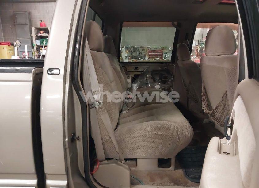 Photo 8 of 2000 Chevrolet K2500 (VIN 1GCGK23R8YF400265)