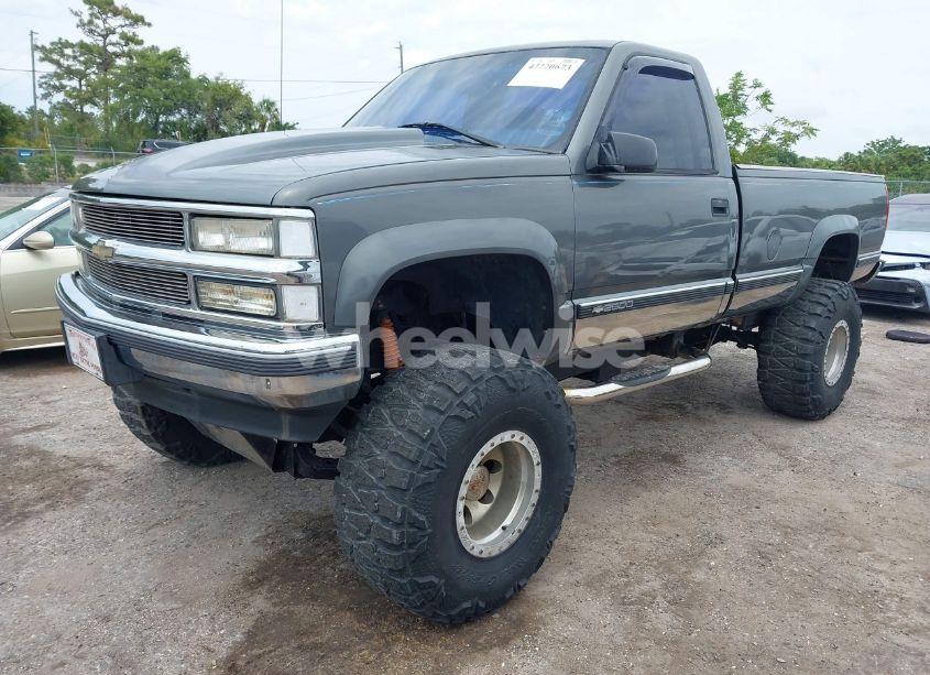 Photo 2 of 2000 Chevrolet K2500 (VIN 1GCGK24J2YR126505)