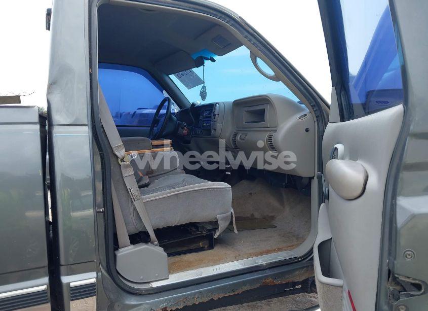 Photo 5 of 2000 Chevrolet K2500 (VIN 1GCGK24J2YR126505)