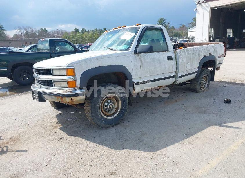 Photo 2 of 2000 Chevrolet K2500 (VIN 1GCGK24R0YR123950)