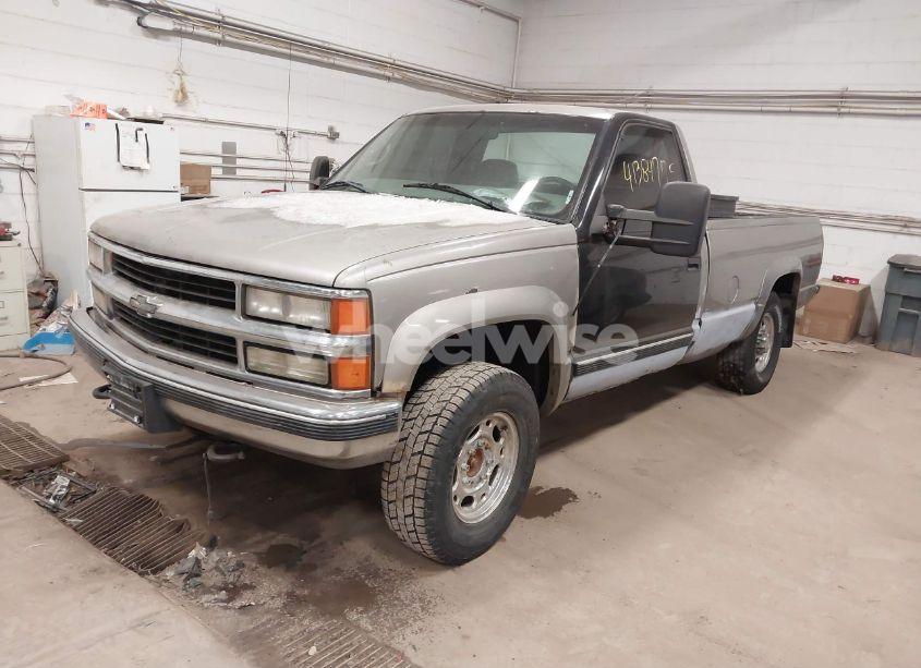 Photo 2 of 1999 Chevrolet K2500 (VIN 1GCGK24R4XR719013)