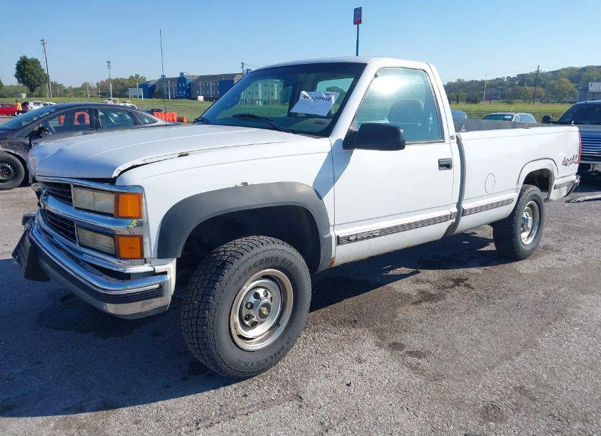 Photo 2 of 2000 Chevrolet K2500 (VIN 1GCGK24R5YR101054)