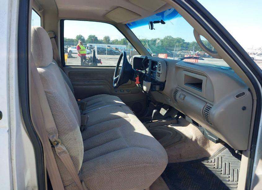 Photo 5 of 2000 Chevrolet K2500 (VIN 1GCGK24R5YR101054)