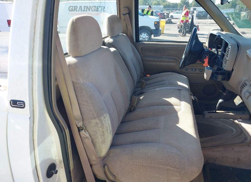 Photo 8 of 2000 Chevrolet K2500 (VIN 1GCGK24R5YR101054)