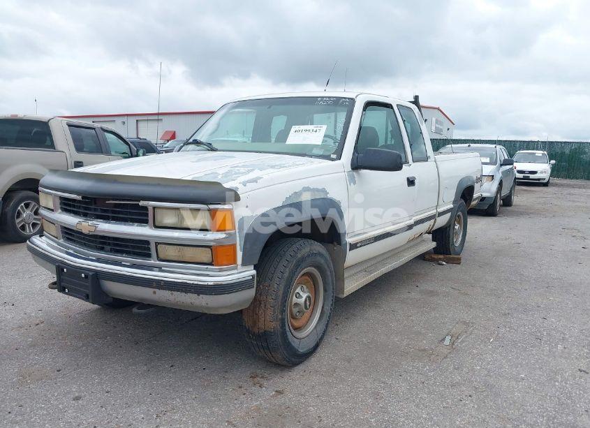 Photo 2 of 2000 Chevrolet K2500 (VIN 1GCGK29R1YF410210)