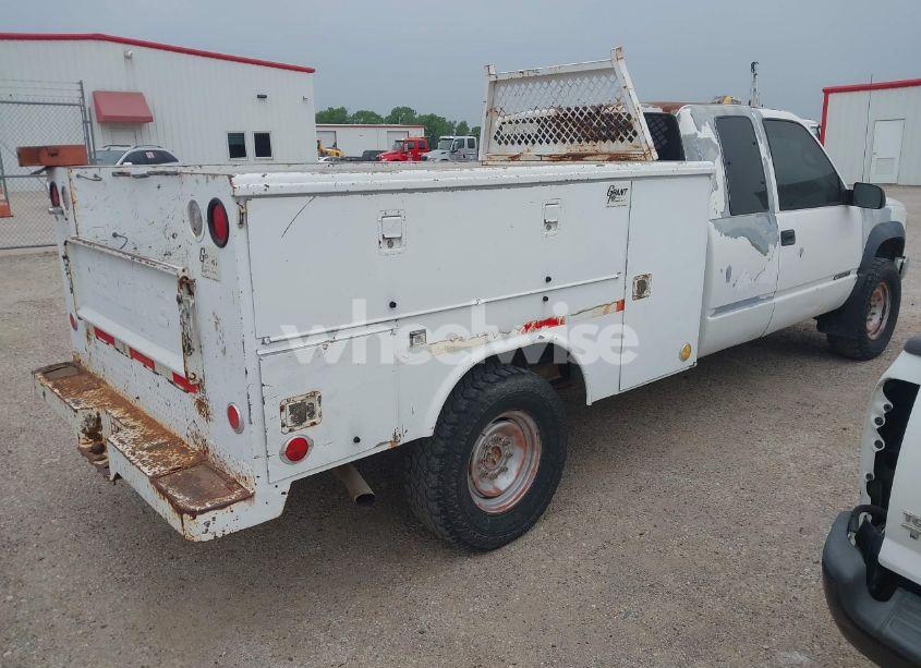 Photo 4 of 2000 Chevrolet K2500 (VIN 1GCGK29R4YF475472)