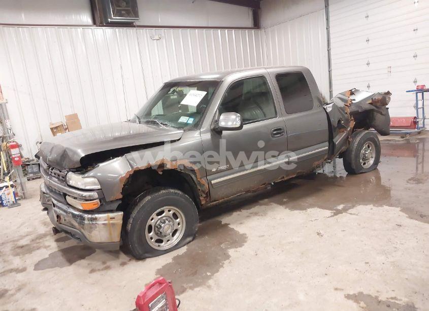 Photo 2 of 2000 Chevrolet Silverado 2500 LT (VIN 1GCGK29U9YE255173)
