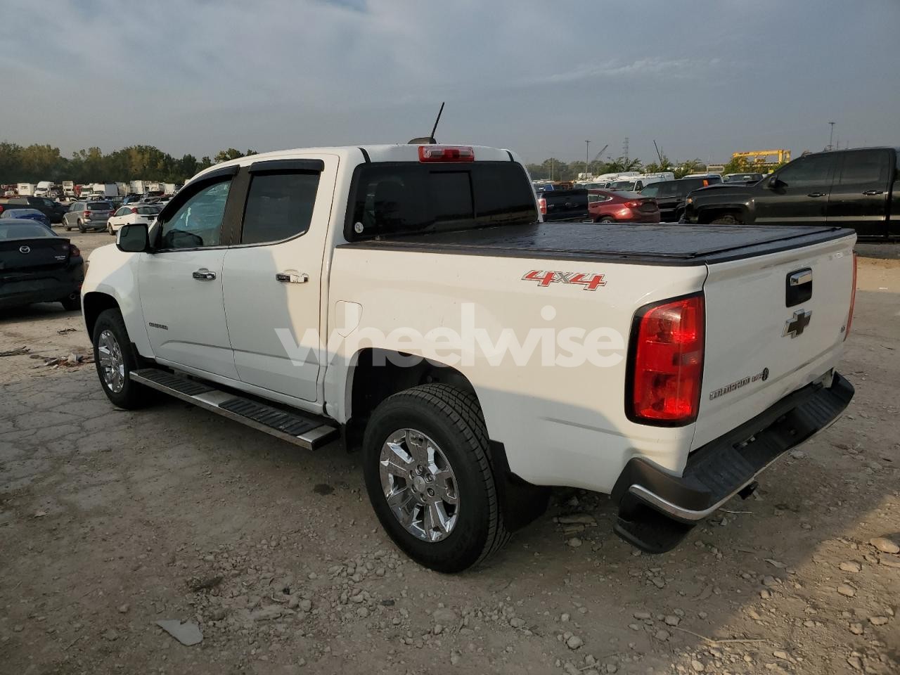 Photo 2 of 2019 CHEVROLET COLORADO LT (VIN 1GCGTCEN7K1181493)