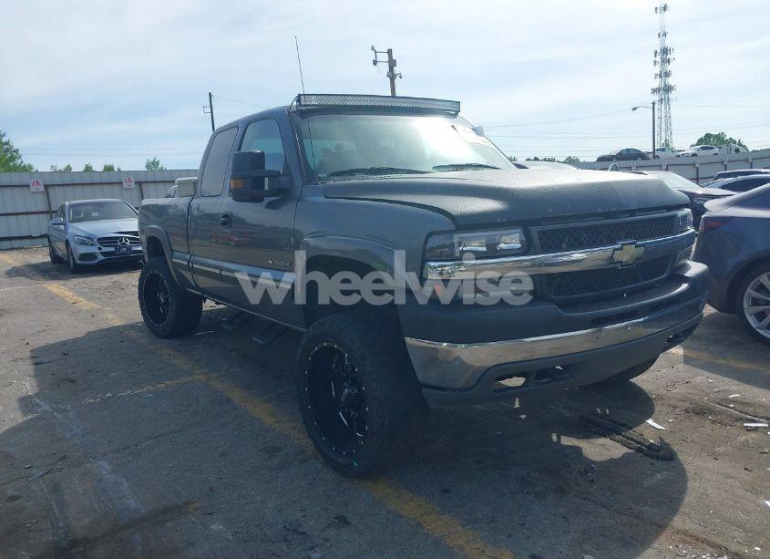 2002 Chevrolet Silverado 2500HD LS (VIN 1GCHC29U12E147378) main photo