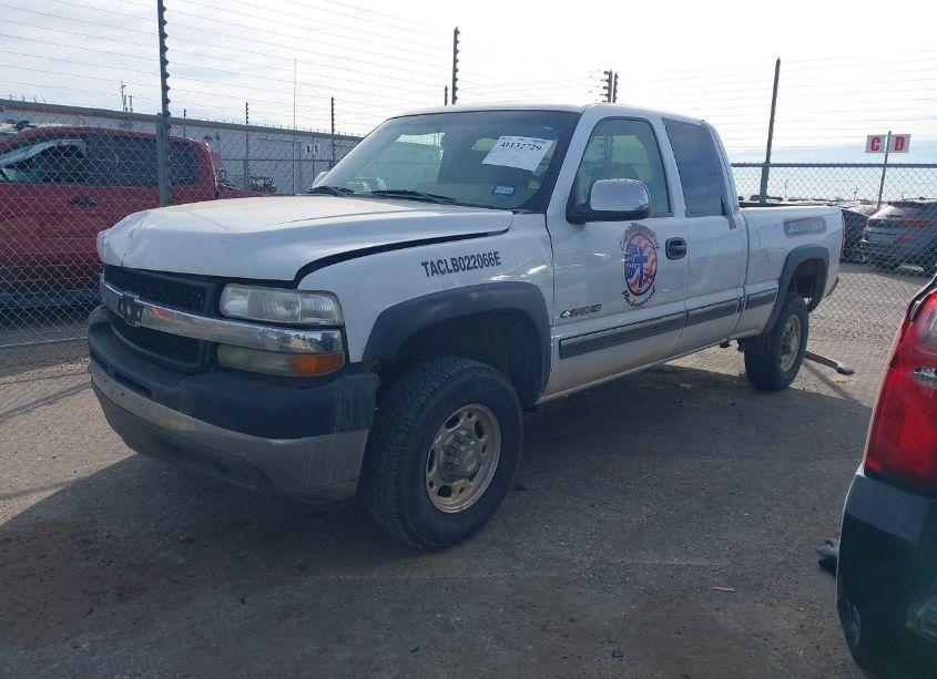 Photo 2 of 2002 Chevrolet Silverado 2500HD LS (VIN 1GCHC29UX2E263257)