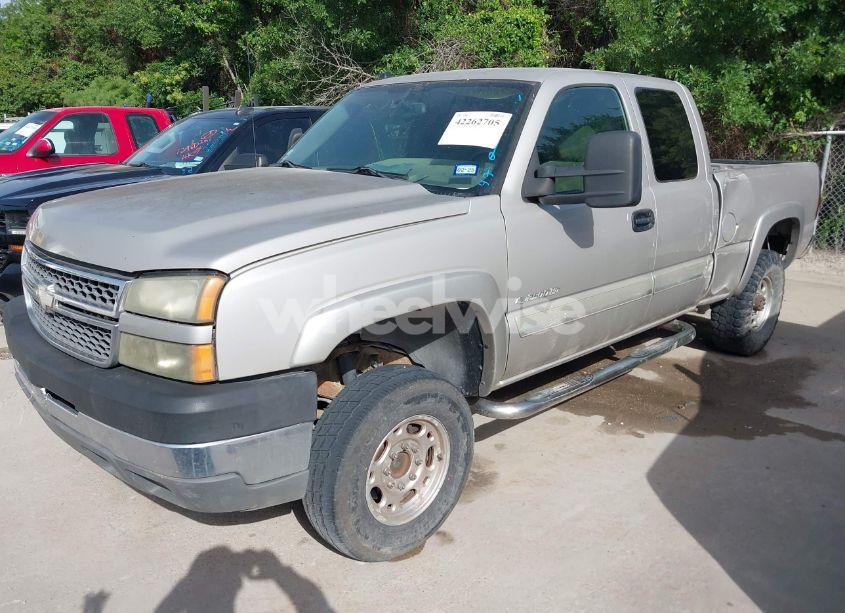 Photo 2 of 2005 Chevrolet Silverado 2500HD LS (VIN 1GCHC29UX5E206741)