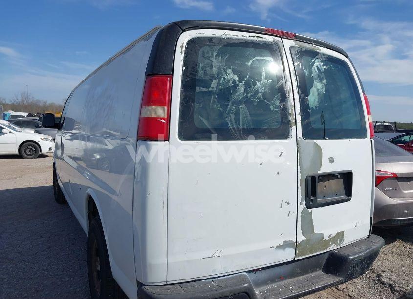 Photo 3 of 2005 Chevrolet Express (VIN 1GCHG39U351178542)