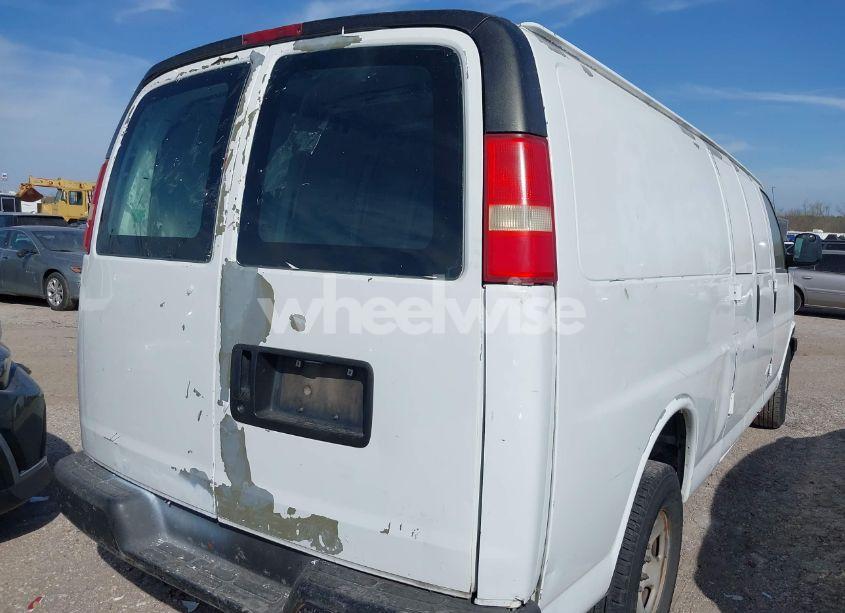 Photo 4 of 2005 Chevrolet Express (VIN 1GCHG39U351178542)
