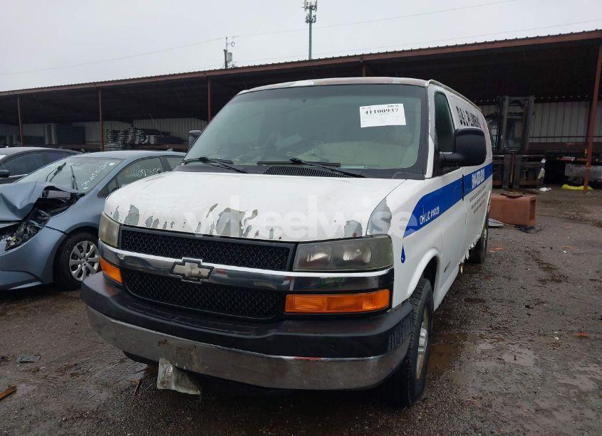 Photo 2 of 2005 Chevrolet Express (VIN 1GCHG39U751166149)