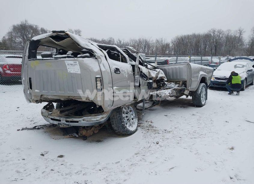 Photo 2 of 2006 Chevrolet Silverado 2500HD LT2 (VIN 1GCHK23236F122055)