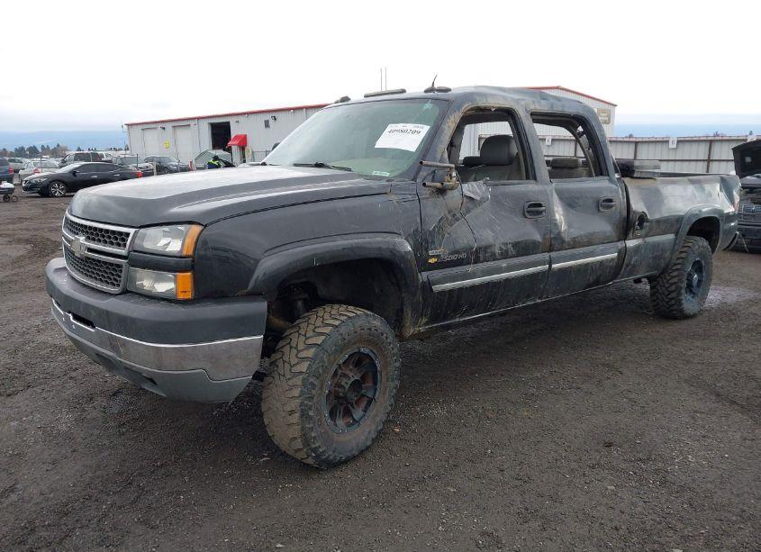 Photo 2 of 2005 Chevrolet Silverado 2500HD LT (VIN 1GCHK23285F869083)