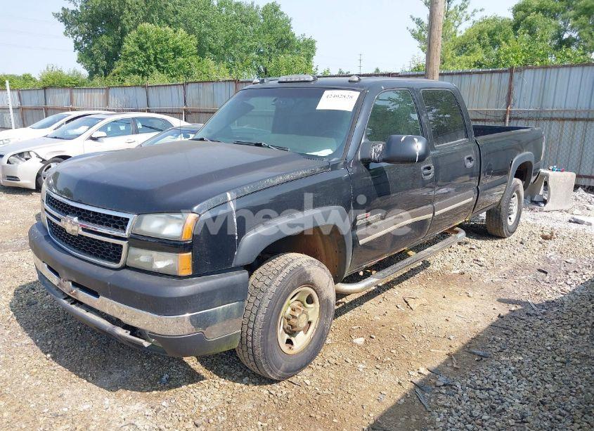 Photo 2 of 2005 Chevrolet Silverado 2500HD LS (VIN 1GCHK232X5F966561)