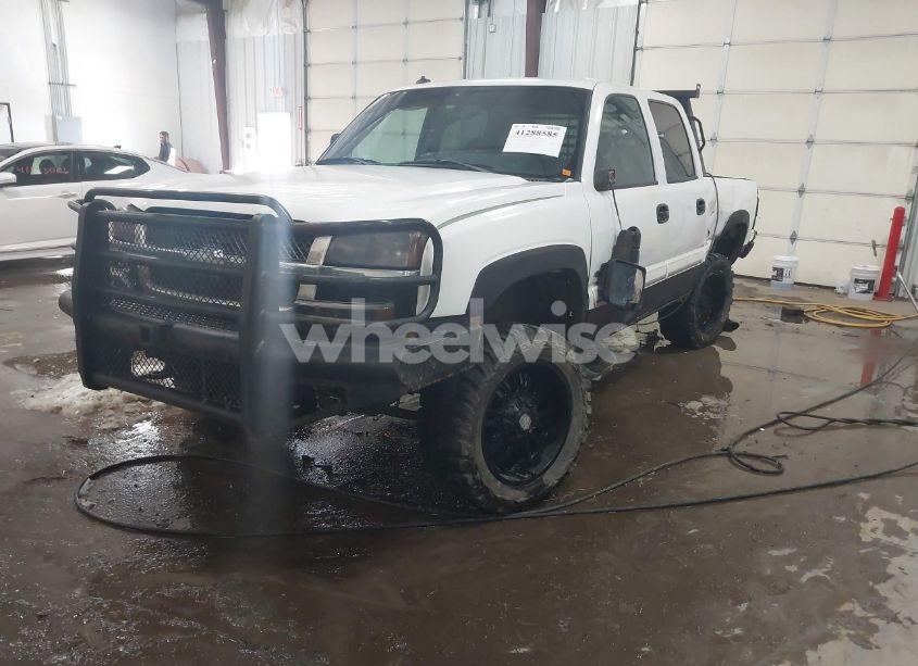 Photo 2 of 2003 Chevrolet Silverado 2500HD LS (VIN 1GCHK23U13F258343)