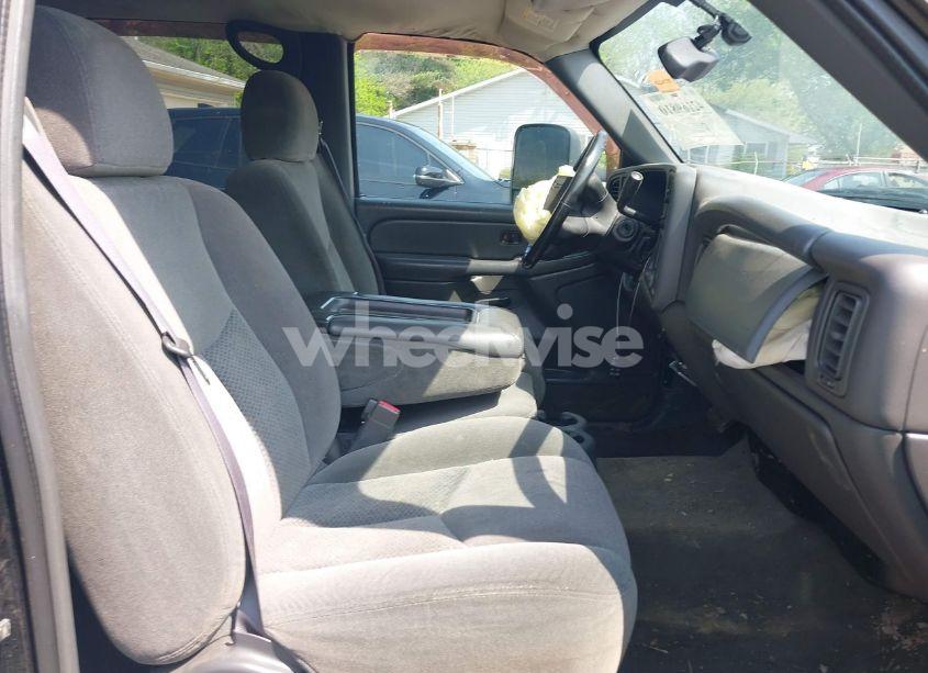 Photo 5 of 2005 Chevrolet Silverado 2500HD LS (VIN 1GCHK23UX5F857938)