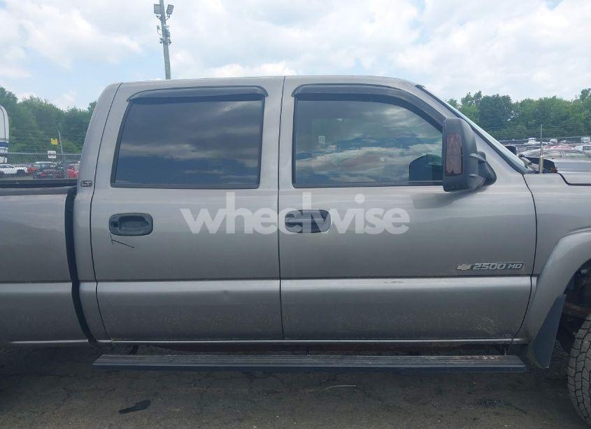 Photo 13 of 2006 Chevrolet Silverado 2500HD LT1 (VIN 1GCHK23UX6F147648)
