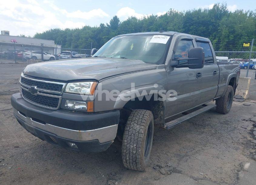 Photo 2 of 2006 Chevrolet Silverado 2500HD LT1 (VIN 1GCHK23UX6F147648)