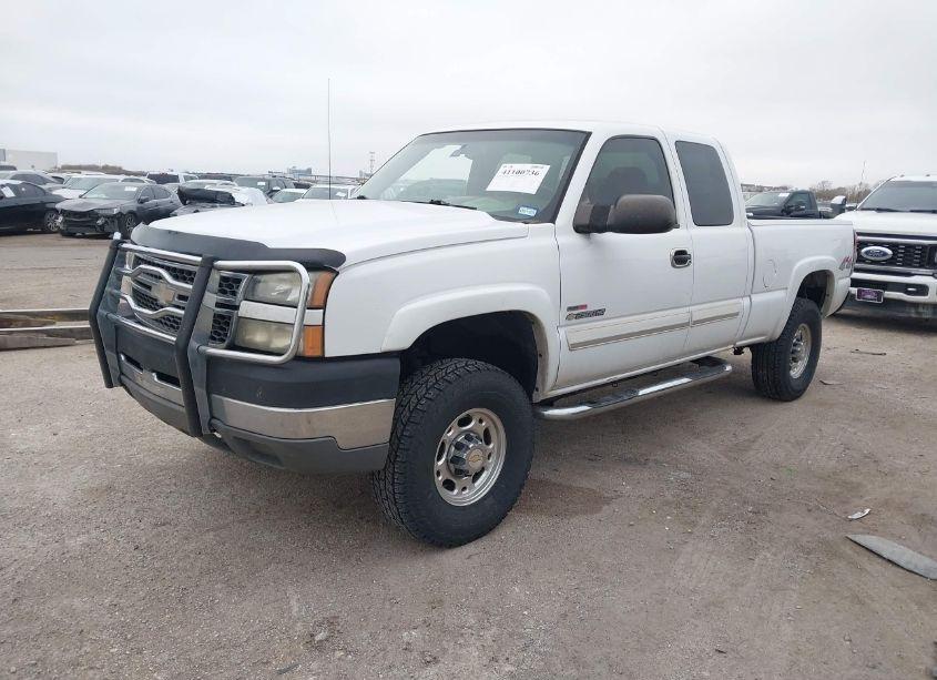 Photo 2 of 2005 Chevrolet Silverado 2500HD LS (VIN 1GCHK29225E216858)