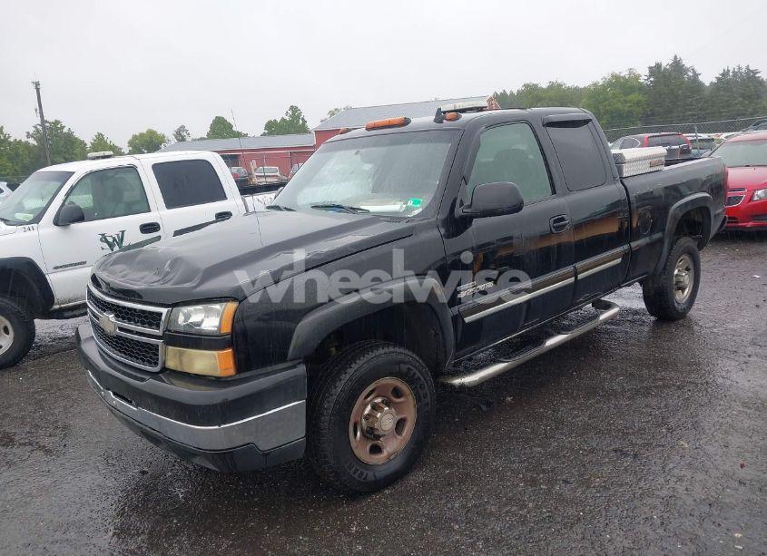 Photo 2 of 2007 Chevrolet Silverado 2500HD CLASSIC LT1 (VIN 1GCHK29D17E165843)