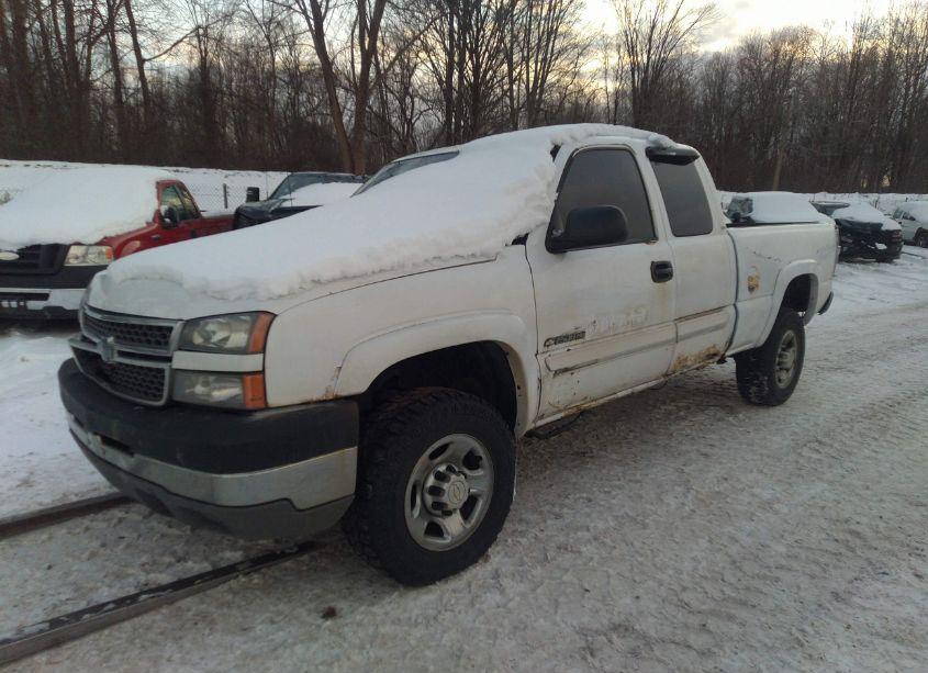 Photo 2 of 2005 Chevrolet Silverado 2500HD LS (VIN 1GCHK29U15E167430)