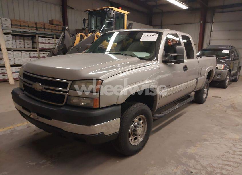 Photo 2 of 2006 Chevrolet Silverado 2500HD LT1 (VIN 1GCHK29U66E106074)