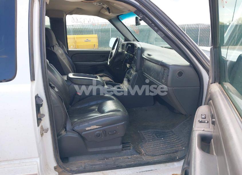 Photo 5 of 2005 Chevrolet Silverado 2500HD LT (VIN 1GCHK29UX5E179785)