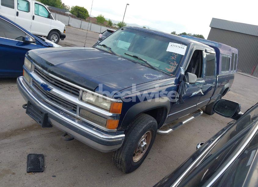 Photo 2 of 2000 Chevrolet K3500 (VIN 1GCHK33J1YF419504)