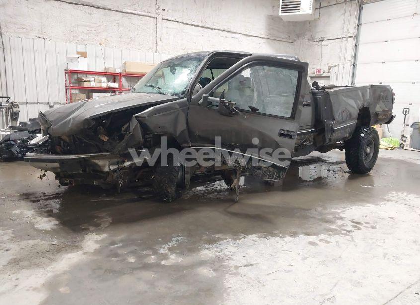 Photo 2 of 2000 Chevrolet K3500 (VIN 1GCHK33J1YF421544)