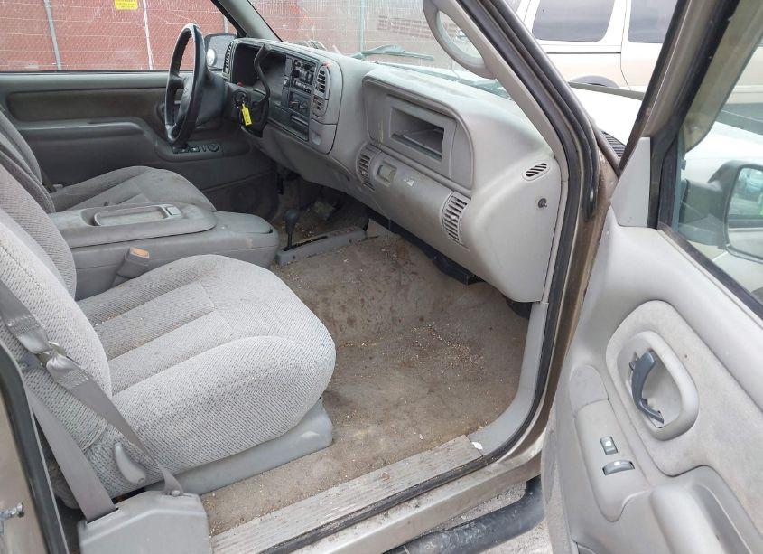 Photo 5 of 2000 Chevrolet K3500 (VIN 1GCHK33J4YF415950)