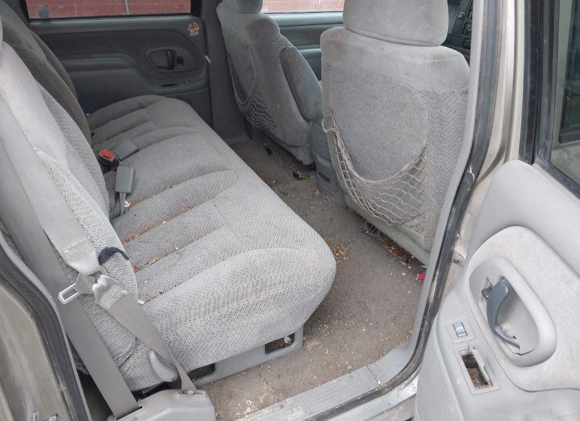 Photo 8 of 2000 Chevrolet K3500 (VIN 1GCHK33J4YF415950)