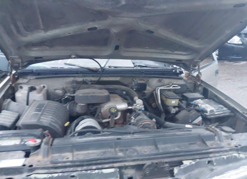 Photo 10 of 1998 Chevrolet C3500 (VIN 1GCHK39J6WF072661)