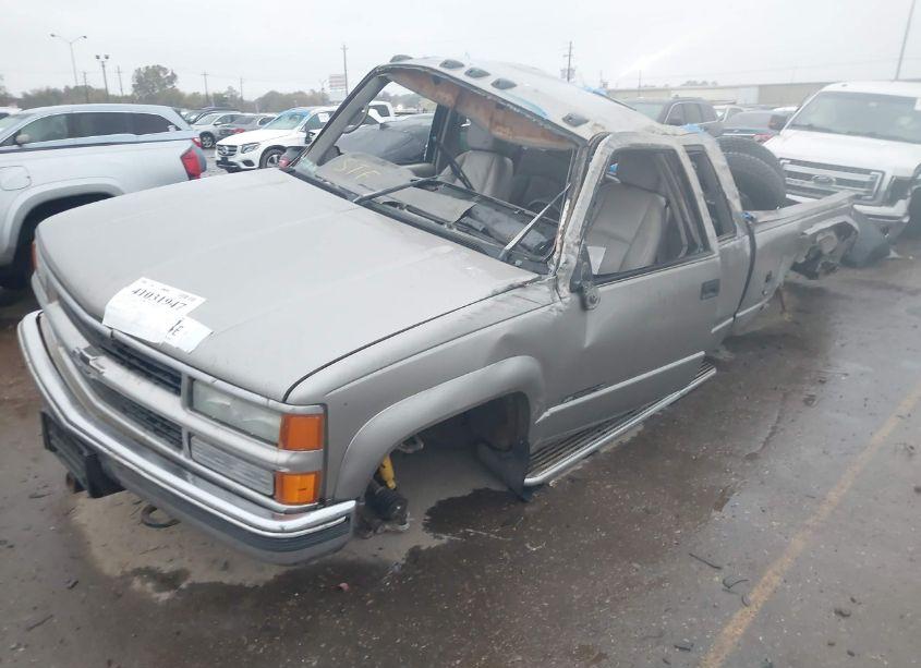 Photo 2 of 1998 Chevrolet C3500 (VIN 1GCHK39J6WF072661)