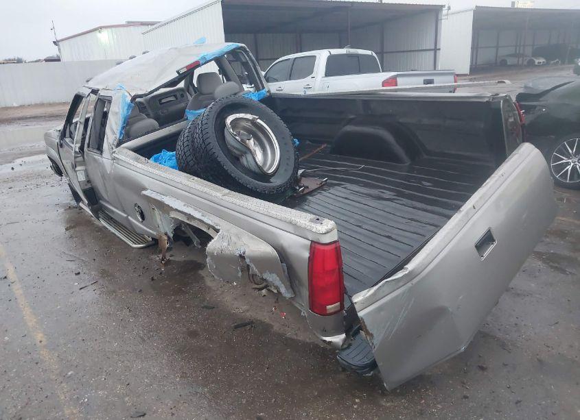 Photo 3 of 1998 Chevrolet C3500 (VIN 1GCHK39J6WF072661)