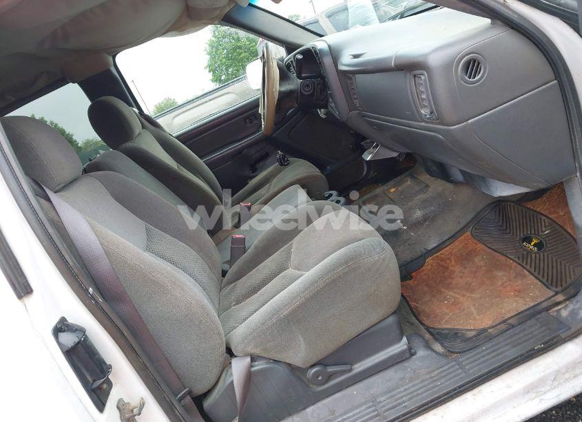 Photo 5 of 2005 Chevrolet Silverado 3500 LS (VIN 1GCHK39U75E196856)