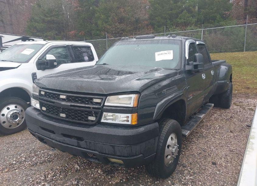 Photo 2 of 2005 Chevrolet Silverado 3500 LT (VIN 1GCJK33255F948900)