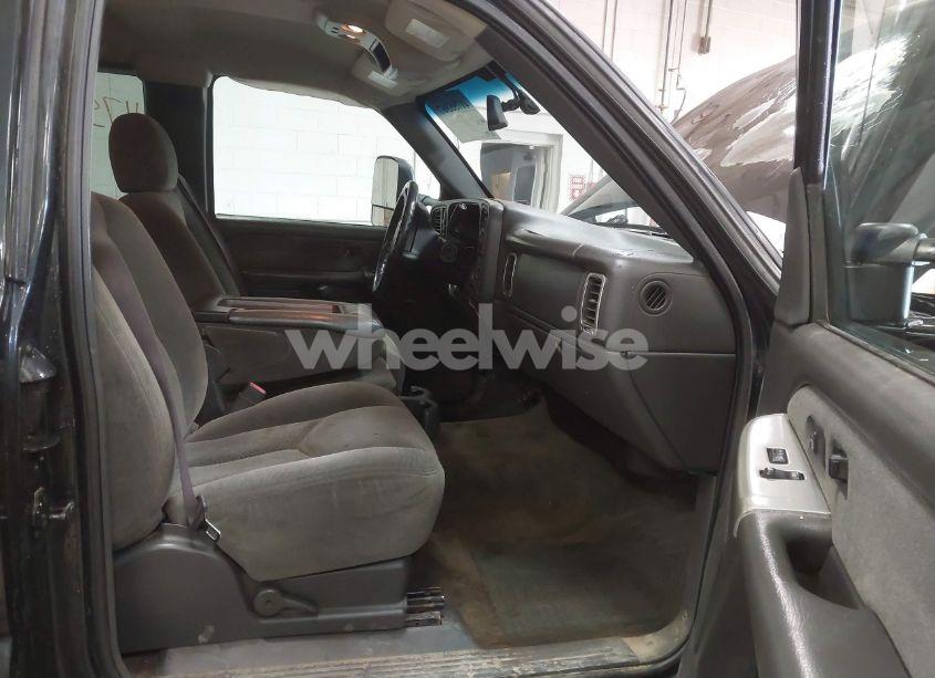 Photo 5 of 2003 Chevrolet Silverado 3500 LS (VIN 1GCJK39113E295256)