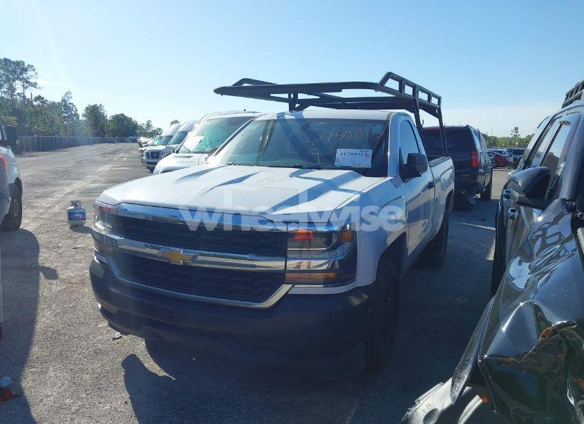 Photo 2 of 2018 Chevrolet Silverado 1500 WT (VIN 1GCNCNEH5JZ137571)